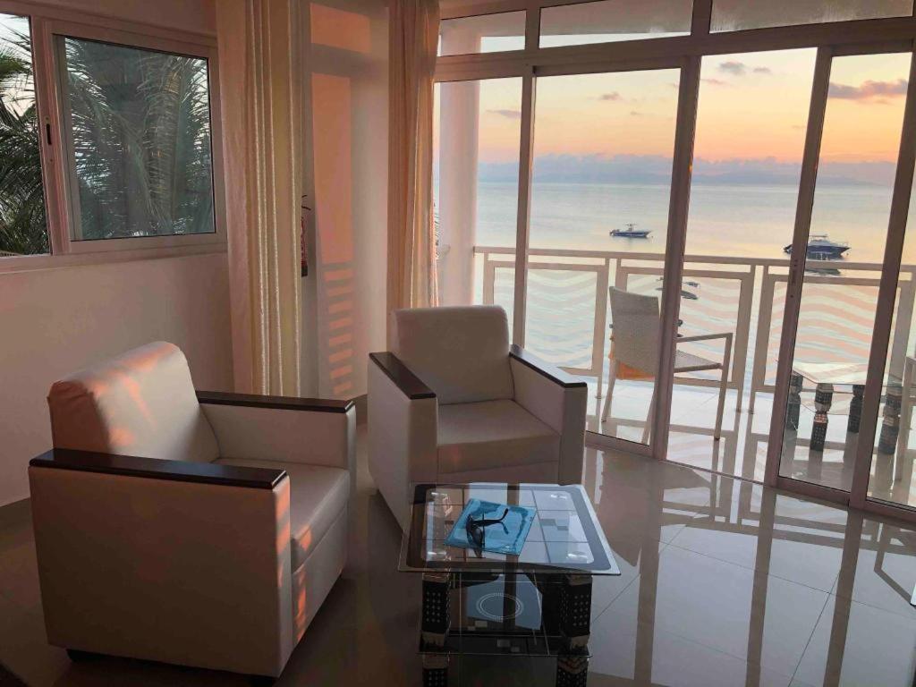Diamond Plaza Hotel Гранд Анс Екстериор снимка